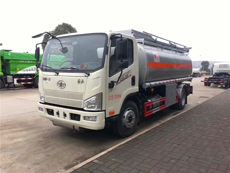 解放J6 8噸油罐車(chē)包上戶(hù)價(jià)格